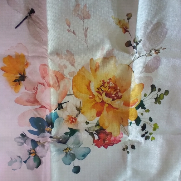 2 floral pattern pillow covers 22X22 - Picture 3 of 3